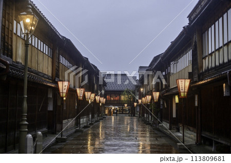 雪洞灯り雨が降るひがし茶屋街の夕景 雪洞灯り雨が降るひがし茶屋街の夕景 113809681