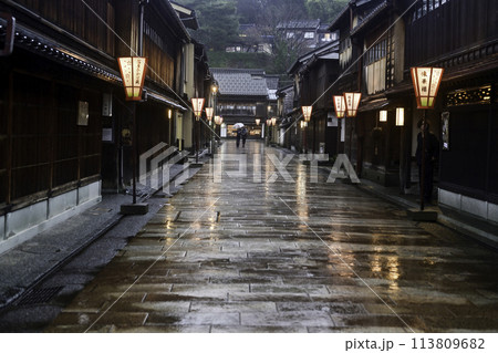 雪洞灯り雨が降るひがし茶屋街の夕景 113809682