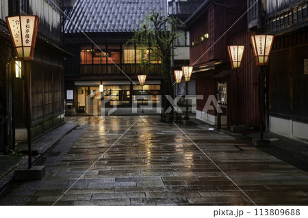 雪洞灯り雨が降るひがし茶屋街の夕景 雪洞灯り雨が降るひがし茶屋街の夕景 113809688