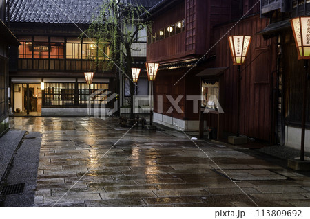雪洞灯り雨が降るひがし茶屋街の夕景 雪洞灯り雨が降るひがし茶屋街の夕景 113809692