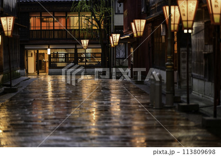 雪洞灯り雨が降るひがし茶屋街の夕景 113809698