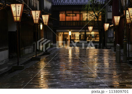 雪洞灯り雨が降るひがし茶屋街の夕景 113809701