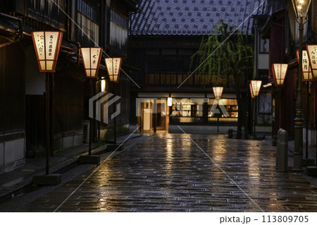 雪洞灯り雨が降るひがし茶屋街の夕景 113809705