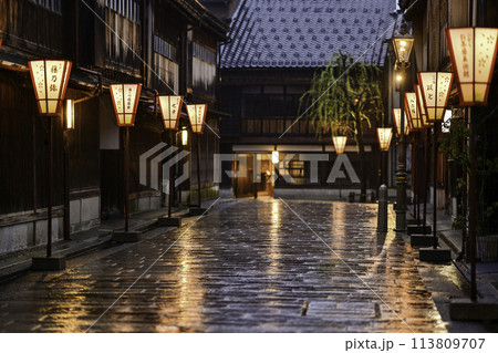 雪洞灯り雨が降るひがし茶屋街の夕景 113809707