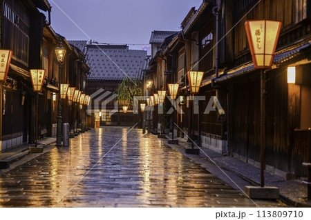 雪洞灯り雨が降るひがし茶屋街の夕景 雪洞灯り雨が降るひがし茶屋街の夕景 113809710