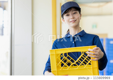 荷物を運ぶ女性 113809969