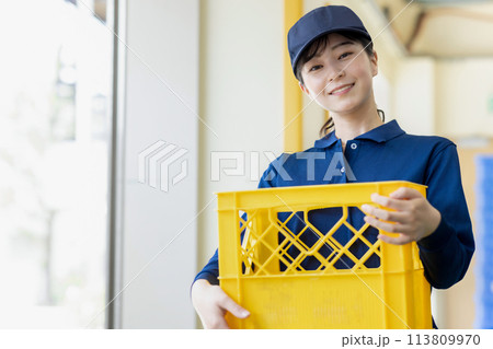 荷物を運ぶ女性 113809970