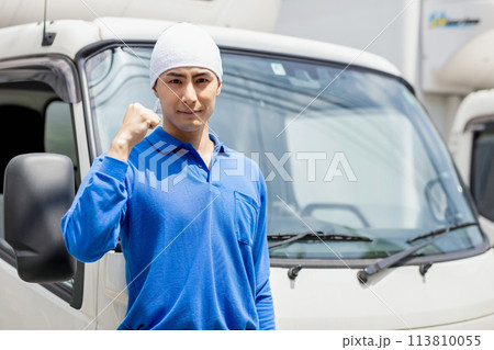 トラックを運転する若い男性 トラックを運転する若い男性 113810055