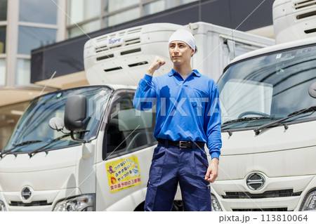 トラックを運転する若い男性 トラックを運転する若い男性 113810064