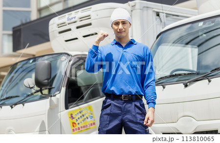 トラックを運転する若い男性 トラックを運転する若い男性 113810065
