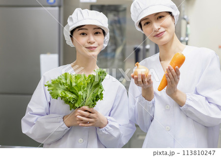 白衣を着て食事を作る女性 白衣を着て食事を作る女性 113810247