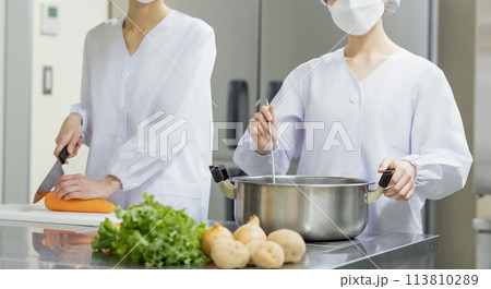白衣を着て食事を作る女性 白衣を着て食事を作る女性 113810289