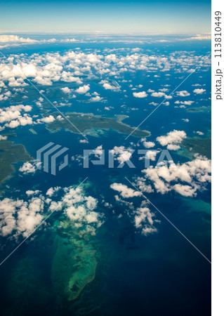 飛行機から眺める美しいエメラルドブルーの海風景 飛行機から眺める美しいエメラルドブルーの海風景 113810449