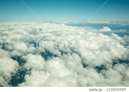 飛行機の窓から眺める空の風景 飛行機の窓から眺める空の風景 113810597
