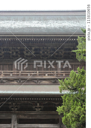 雨の鎌倉、建長寺の三門を仏殿側から見る 113810656