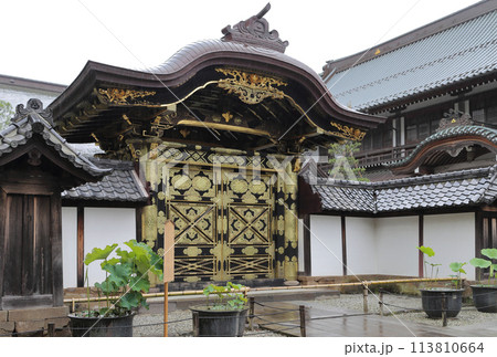 雨の鎌倉、建長寺方丈の唐門 雨の鎌倉、建長寺方丈の唐門 113810664