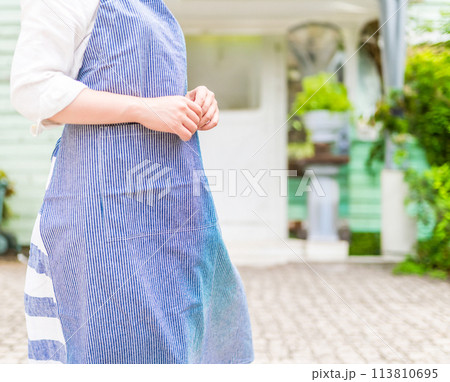 エプロンを着用した女性 113810695