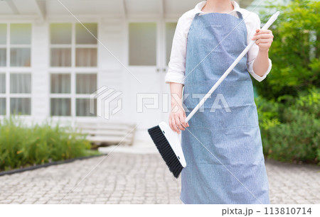 エプロンを着用した女性 113810714