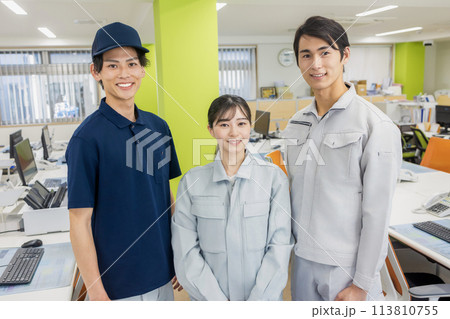 オフィスで働く人々 オフィスで働く人々 113810755