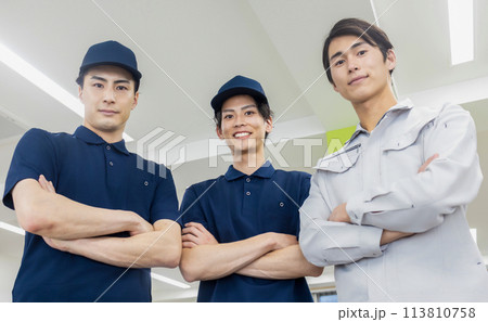 オフィスで働く人々 113810758