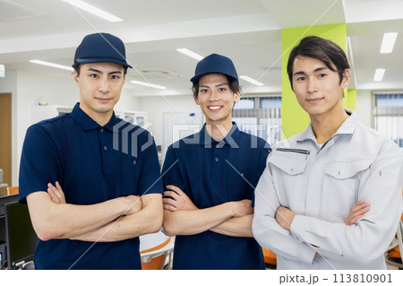 作業着を着た若い男性 113810901
