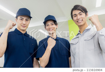 作業着を着た若い男性 作業着を着た若い男性 113810904