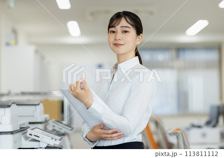 コピーをとる女性社員 コピーをとる女性社員 113811112