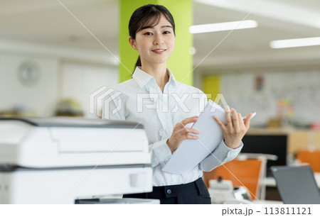 コピーをとる女性社員 コピーをとる女性社員 113811121
