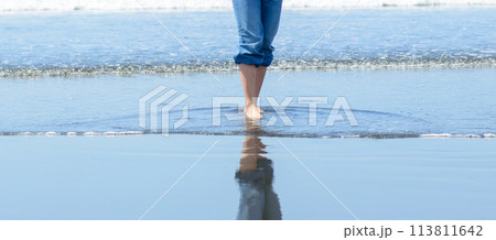 波打ち際を裸足で歩く女性 波打ち際を裸足で歩く女性 113811642