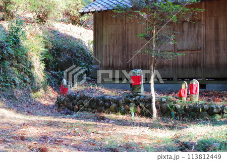 山の中にたたずむ寺と地蔵群 山の中にたたずむ寺と地蔵群 113812449