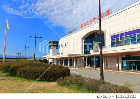 【石川県】晴天の富山空港ターミナルビル 113812723