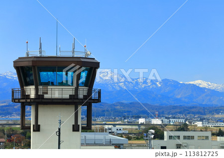 【石川県】晴天の富山空港管制塔と雪山 113812725