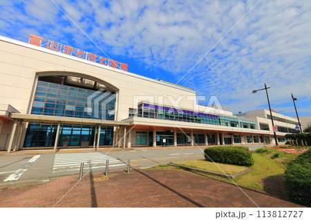 【石川県】晴天の富山空港ターミナルビル 【石川県】晴天の富山空港ターミナルビル 113812727