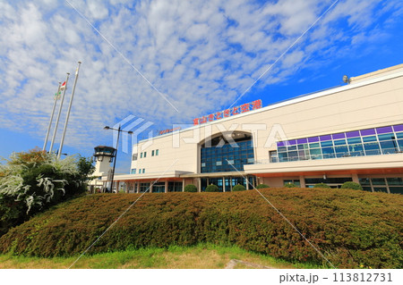 【石川県】晴天の富山空港ターミナルビル 【石川県】晴天の富山空港ターミナルビル 113812731