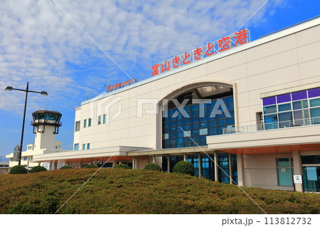 【石川県】晴天の富山空港ターミナルビル 【石川県】晴天の富山空港ターミナルビル 113812732