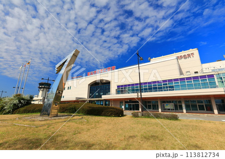 【石川県】晴天の富山空港ターミナルビル 【石川県】晴天の富山空港ターミナルビル 113812734