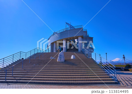 快晴の神奈川県平塚市の湘南平新展望台を見上げる 113814495