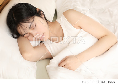 ベッドで睡眠・ぐっすり寝る女性 ベッドで睡眠・ぐっすり寝る女性 113814535