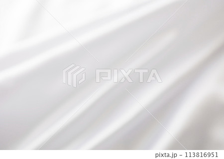 銀色のサテン　輝くサテンの背景イメージ 113816951