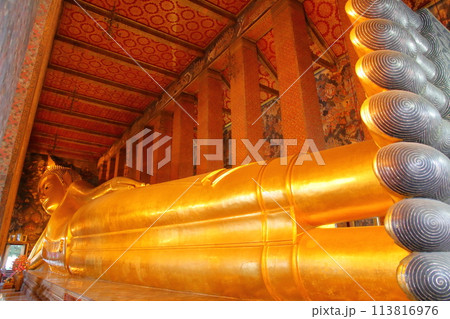 タイの首都バンコク　観光名所ワットポーの涅槃仏（大寝釈迦仏） 113816976