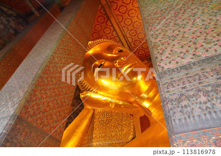 タイの首都バンコク　観光名所ワットポーの涅槃仏（大寝釈迦仏） 113816978