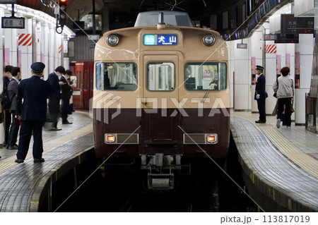 名鉄復刻塗装6000系、名古屋駅を発車 113817019