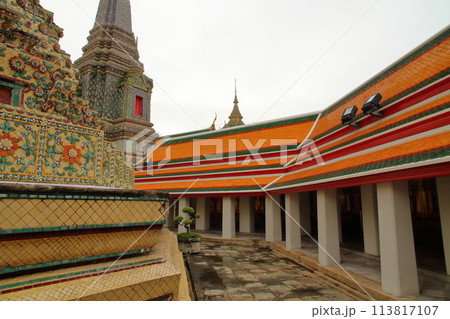 タイの首都バンコク　涅槃仏が有名な観光名所ワットポー寺院の仏塔や建物 113817107