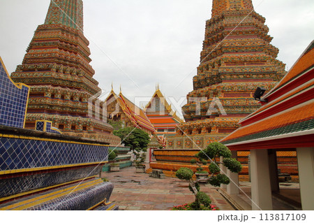 タイの首都バンコク　涅槃仏が有名な観光名所ワットポー寺院の仏塔や建物 113817109