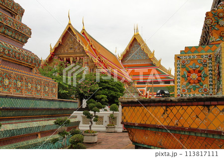 タイの首都バンコク 涅槃仏が有名な観光名所ワットポー寺院の仏塔や建物 タイの首都バンコク 涅槃仏が有名な観光名所ワットポー寺院の仏塔や建物 113817111