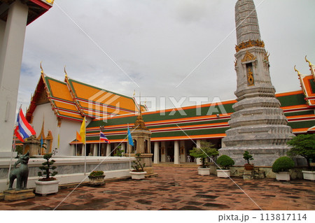 タイの首都バンコク　涅槃仏が有名な観光名所ワットポー寺院の仏塔や建物 113817114