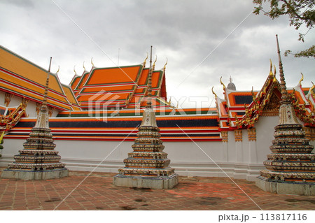 タイの首都バンコク　涅槃仏が有名な観光名所ワットポー寺院の仏塔や建物 113817116