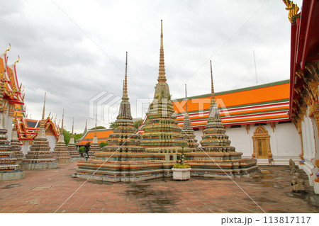 タイの首都バンコク 涅槃仏が有名な観光名所ワットポー寺院の仏塔や建物 タイの首都バンコク 涅槃仏が有名な観光名所ワットポー寺院の仏塔や建物 113817117