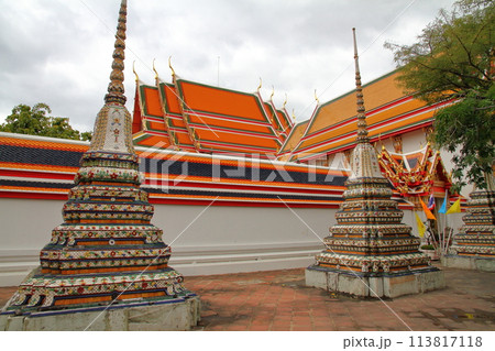 タイの首都バンコク　涅槃仏が有名な観光名所ワットポー寺院の仏塔や建物 113817118