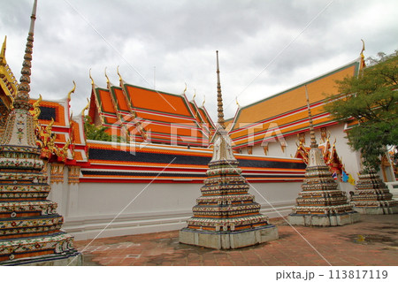 タイの首都バンコク　涅槃仏が有名な観光名所ワットポー寺院の仏塔や建物 113817119